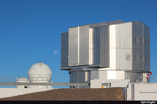 Photo de la lune en plein jour avec un At et un UT Paranal - Optrolight