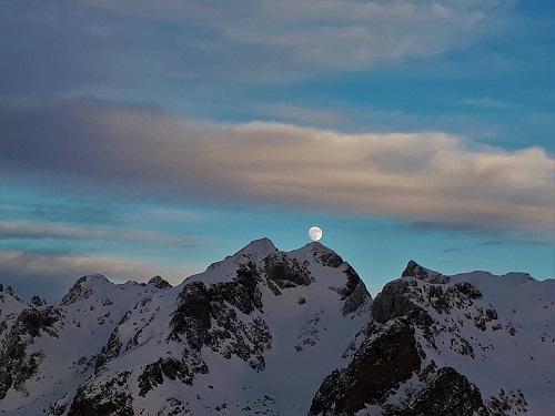 Lune over moutain