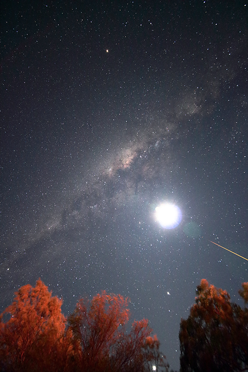 Panoramique d'un Unit Télescope et de deux AT sous la voie lactée - Optrolight